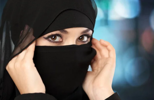 Μυστηριώδη γυναίκα arabian — Φωτογραφία Αρχείου