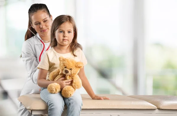 Küçük kız ile genç bir doktor — Stok fotoğraf
