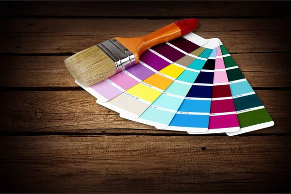 Fırça ve parlak renk paleti 