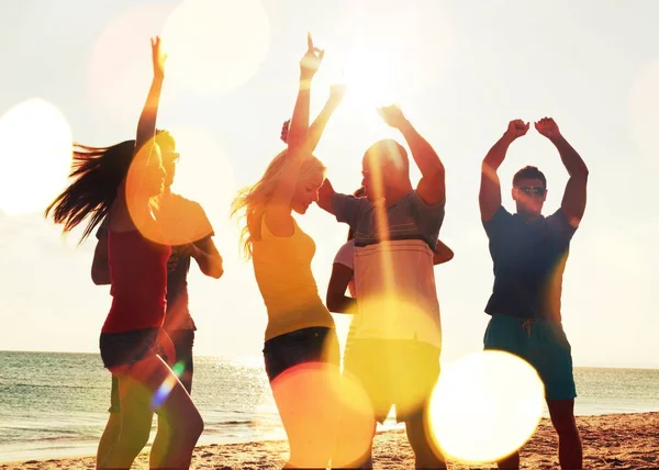 Grupp Glada Vänner Att Roligt Tillsammans Stranden — Stockfoto