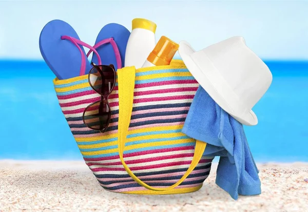 夏のビーチの上にカラフルなバッグ — ストック写真