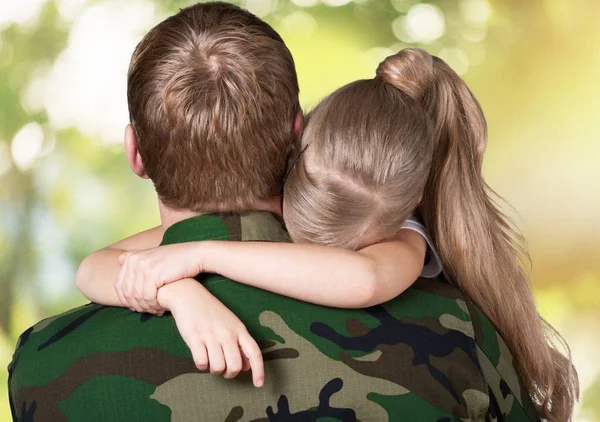 Militar soldado hombre con pequeña niña — Foto de Stock