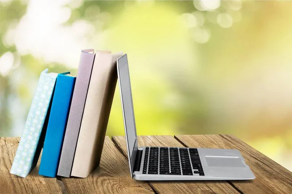 Pilha de livros com laptop — Fotografia de Stock