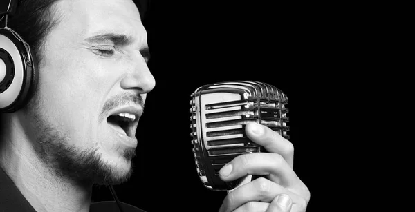 Τραγουδιστής άνθρωπος με μικρόφωνο — Φωτογραφία Αρχείου