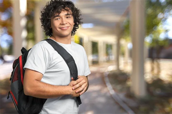 Uomo felice con zaino — Foto Stock