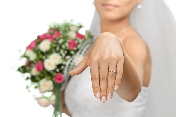 Belle mariée montrant sa bague — Photo