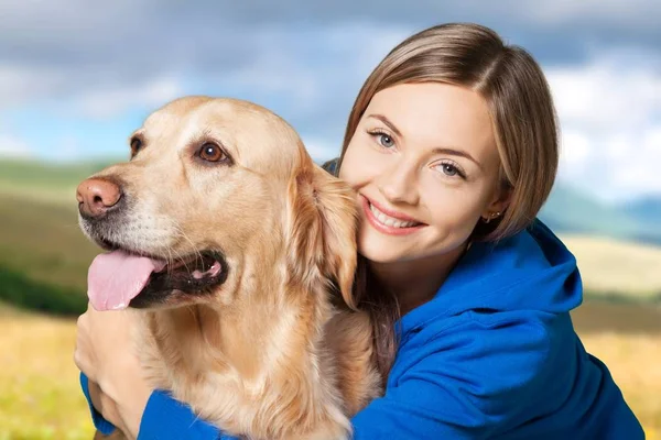 Mujer joven con perro —  Fotos de Stock