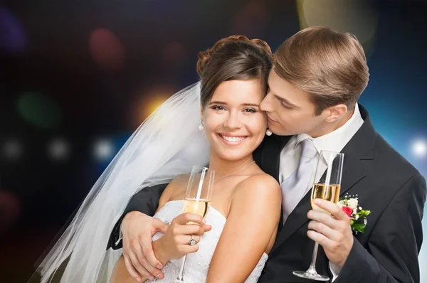 シャンパンを持って結婚式のカップル — ストック写真