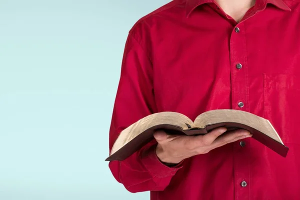 Hombre sosteniendo la sagrada Biblia — Foto de Stock