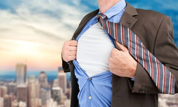 Empresário rasga camisa em si mesmo — Fotografia de Stock