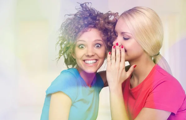 Mujeres chismorreando en secreto — Foto de Stock