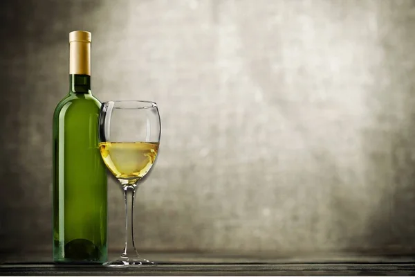 Copa y botella de vino blanco — Foto de Stock