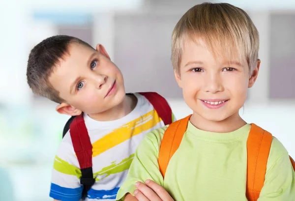 Kleine Jungen Mit Taschen Isoliert Auf Dem Hintergrund — Stockfoto