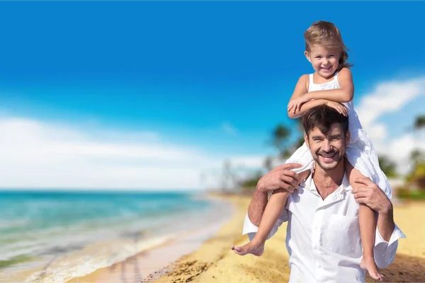 父亲和小女儿在海滩 — 图库照片