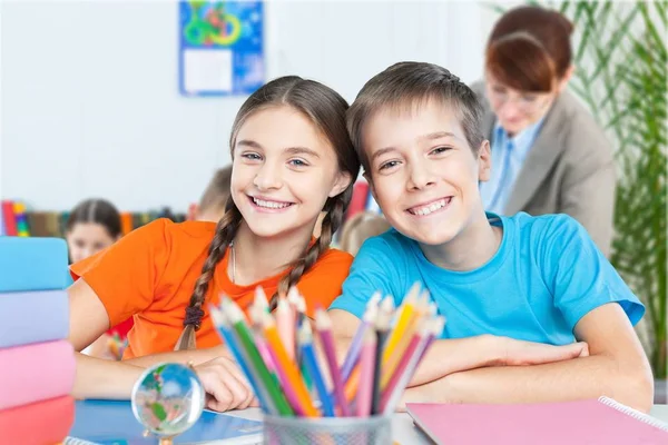 Sorridenti bambini felici — Foto Stock