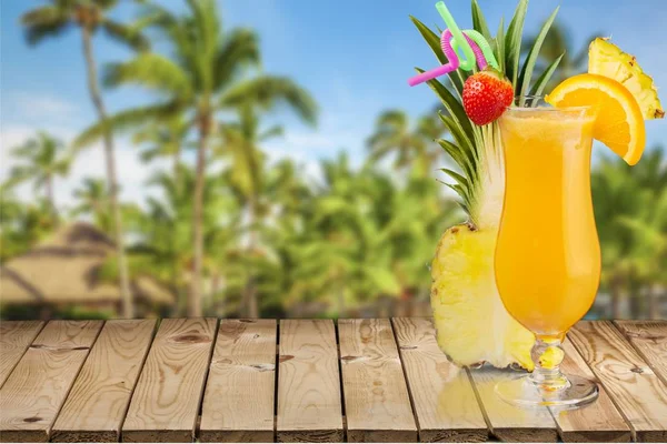 Тропический коктейль с ананасом — стоковое фото