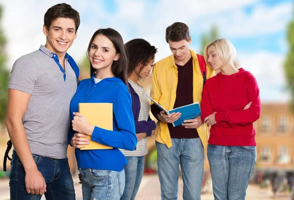 Grupp studenter med böcker — Stockfoto