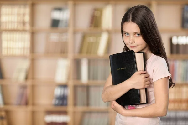 Menina segurando Bíblia — Fotografia de Stock