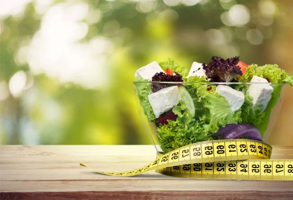 Taze yeşil salata ve teyp ölçme — Stok fotoğraf