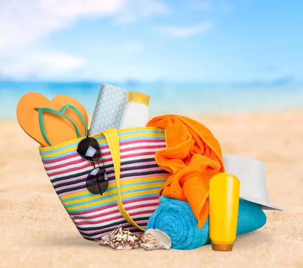 Красочная сумка на летнем пляже — стоковое фото