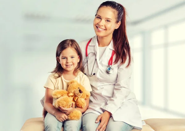 Unga läkare med liten flicka — Stockfoto