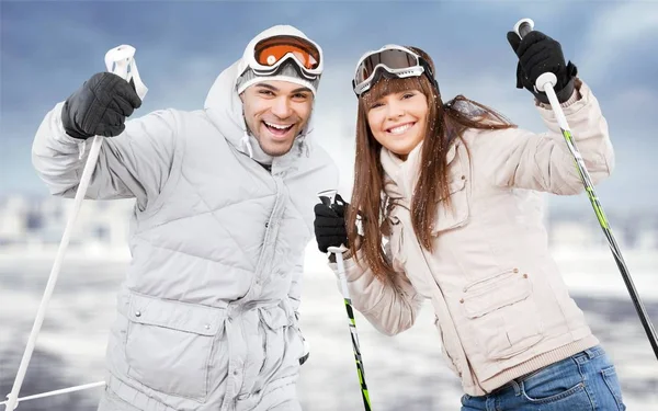 Gelukkig jonge skiërs paar — Stockfoto