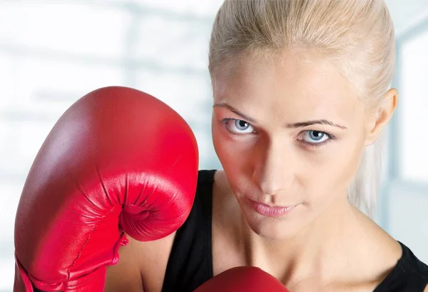 Mulher usando luvas de boxe — Fotografia de Stock