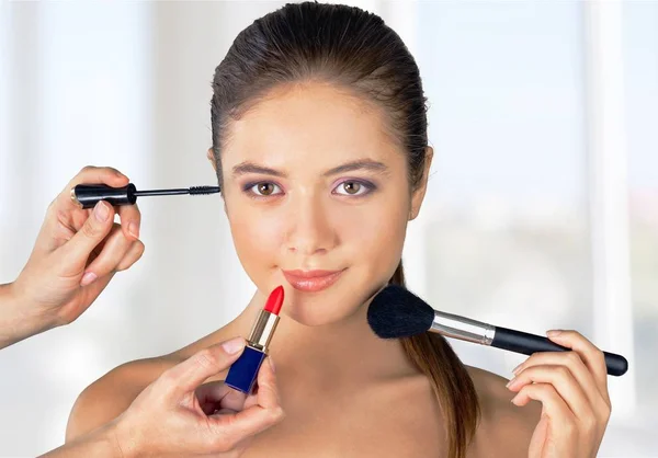 Hermosa mujer con maquillaje cepillos —  Fotos de Stock