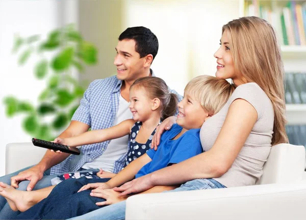 Hermosa familia encantadora viendo la televisión —  Fotos de Stock