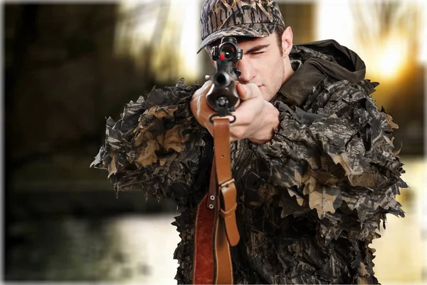 Caçador com arma no campo — Fotografia de Stock