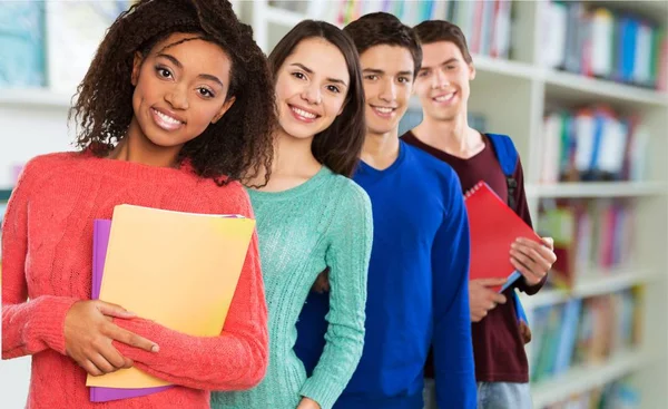 Grupp unga studenter — Stockfoto