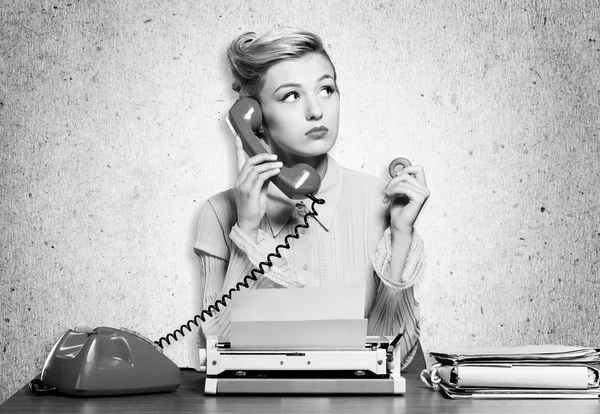 Telefonunuzun ve pin-up kadın