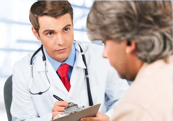 Consultoria médica com paciente do sexo masculino — Fotografia de Stock