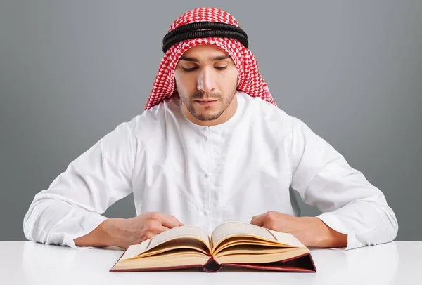 Arabic manusia membaca buku — Stok Foto