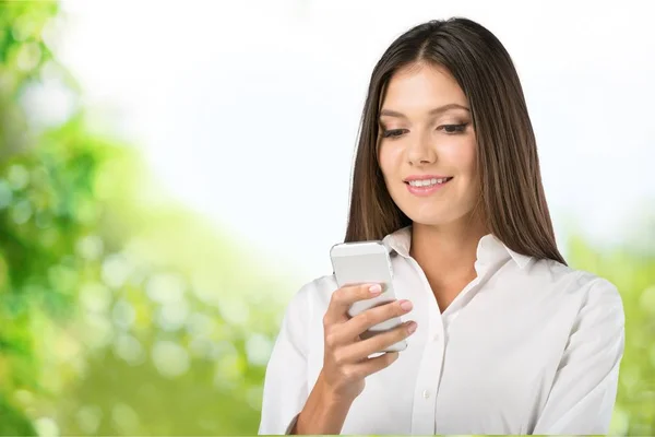 Woman using mobile — Stock Photo, Image