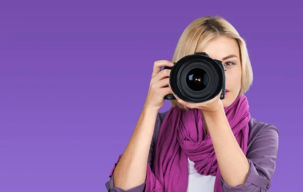 Fiatal nő kamerával — Stock Fotó