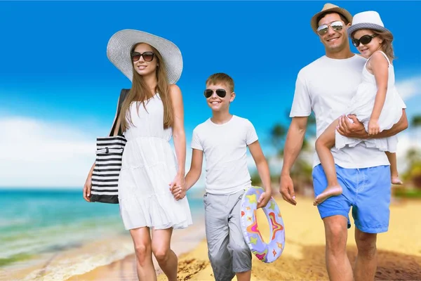 Glückliche Familie im Urlaub — Stockfoto