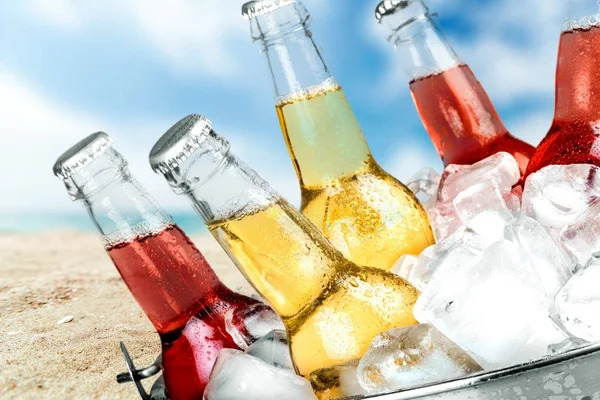 Buzlu bira şişeleri.