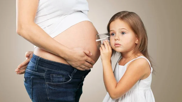 Donna incinta con sua figlia — Foto Stock