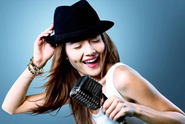 Mujer joven cantando —  Fotos de Stock