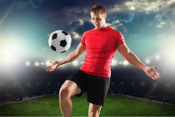 Uomo giocare con pallone da calcio — Foto Stock