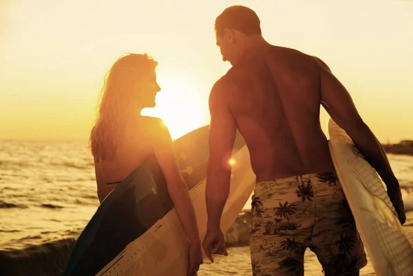 Mannelijke en vrouwelijke surfers — Stockfoto