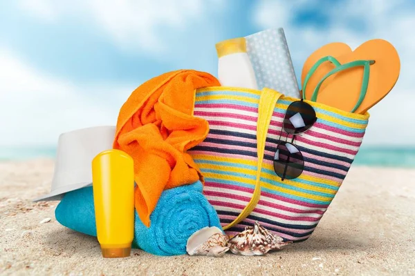 Kleurrijke tas op zomer-strand — Stockfoto