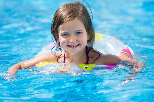 Malá holčička, plavání v bazénu — Stock fotografie