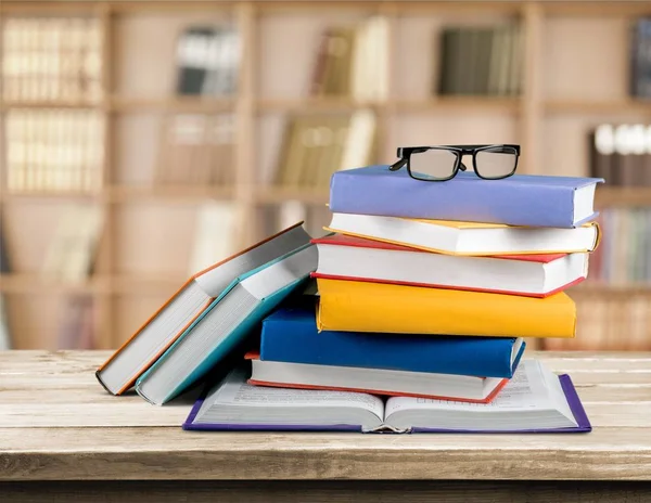 Montón de libros con gafas —  Fotos de Stock