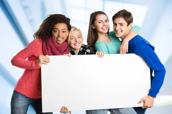 Adolescentes sosteniendo banner en blanco —  Fotos de Stock
