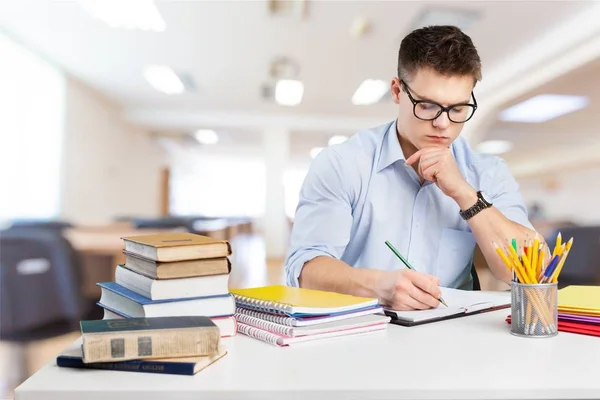 Man studeren op school — Stockfoto