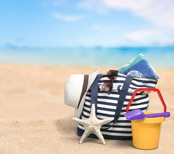 여름 해변에 다채로운 가방 — 스톡 사진