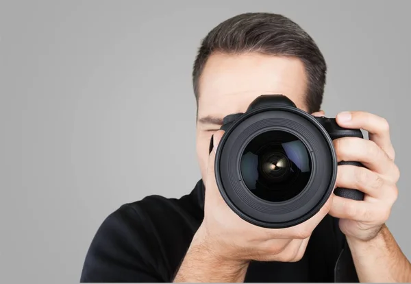 Fotógrafo olhando através da câmera — Fotografia de Stock