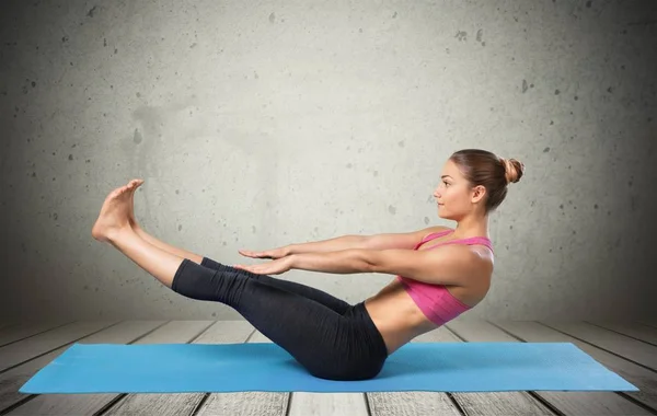 Vrouw doet yoga — Stockfoto